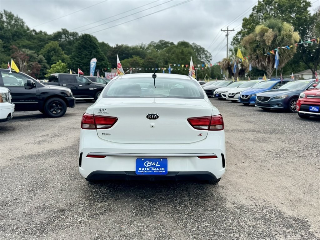 2021 White /Black Kia Rio (3KPA24AD6ME) with an 1.6l I-4 DI Dohc Cvvt 1.6 engine, Automatic transmission, located at 745 East Steele Rd., West Columbia, SC, 29170, (803) 755-9148, 33.927212, -81.148483- Photo#4