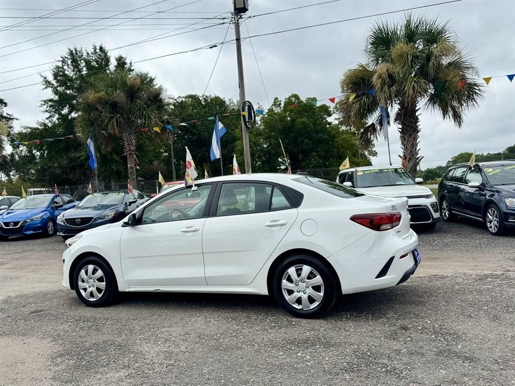 2021 White /Black Kia Rio (3KPA24AD6ME) with an 1.6l I-4 DI Dohc Cvvt 1.6 engine, Automatic transmission, located at 745 East Steele Rd., West Columbia, SC, 29170, (803) 755-9148, 33.927212, -81.148483- Photo#5