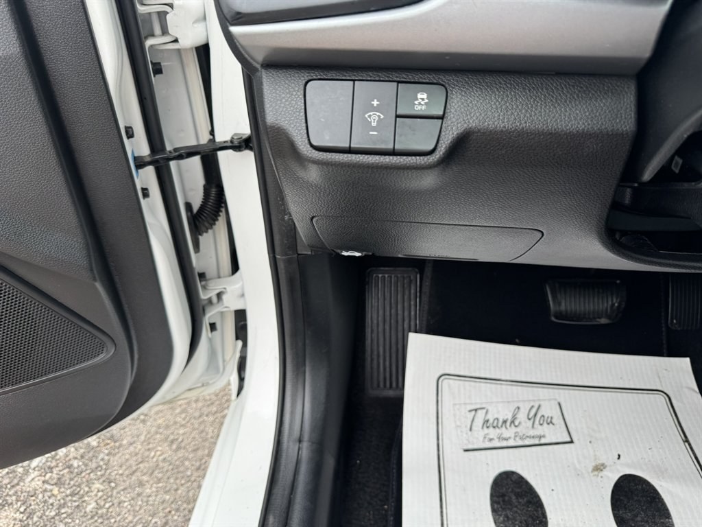 2021 White /Black Kia Rio (3KPA24AD6ME) with an 1.6l I-4 DI Dohc Cvvt 1.6 engine, Automatic transmission, located at 745 East Steele Rd., West Columbia, SC, 29170, (803) 755-9148, 33.927212, -81.148483- Photo#15