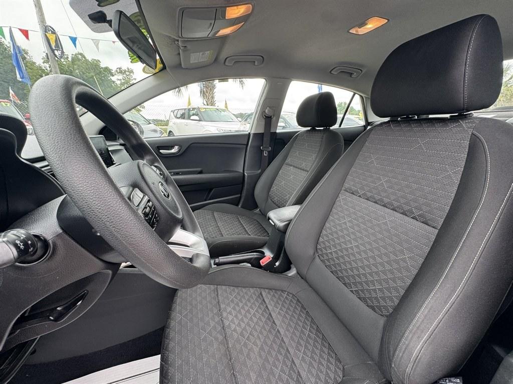 2021 White /Black Kia Rio (3KPA24AD6ME) with an 1.6l I-4 DI Dohc Cvvt 1.6 engine, Automatic transmission, located at 745 East Steele Rd., West Columbia, SC, 29170, (803) 755-9148, 33.927212, -81.148483- Photo#18