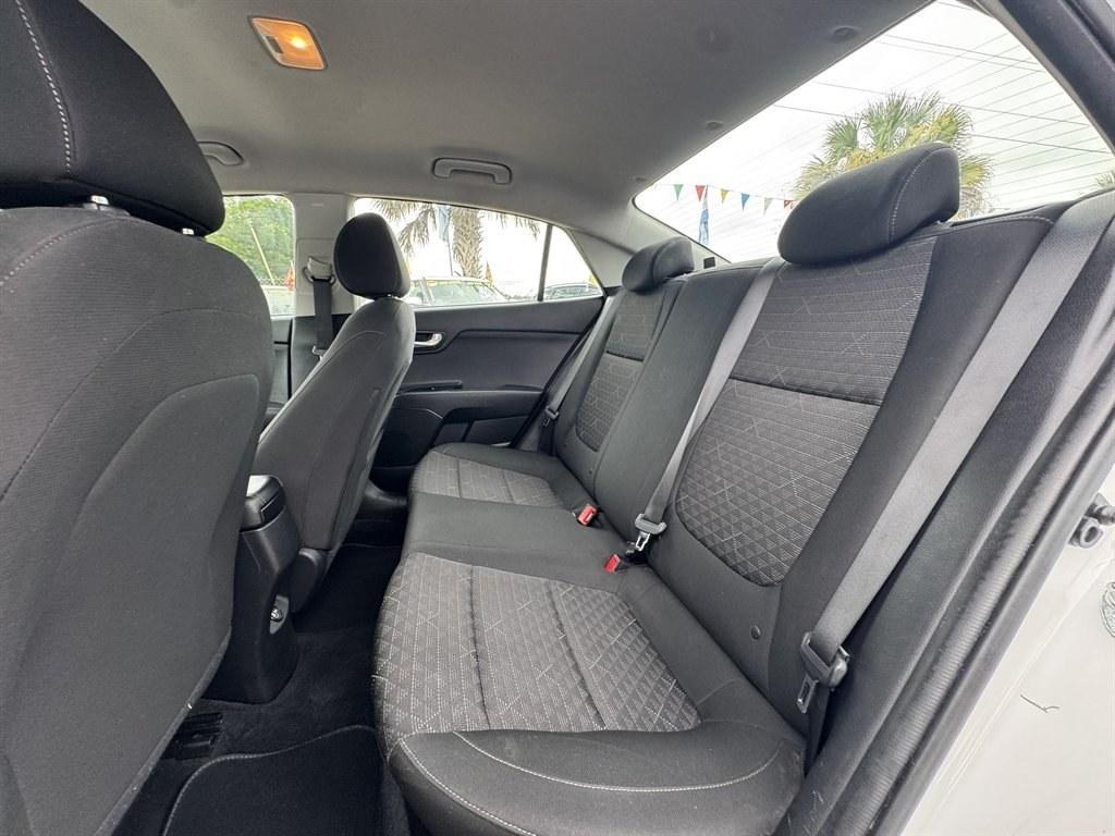 2021 White /Black Kia Rio (3KPA24AD6ME) with an 1.6l I-4 DI Dohc Cvvt 1.6 engine, Automatic transmission, located at 745 East Steele Rd., West Columbia, SC, 29170, (803) 755-9148, 33.927212, -81.148483- Photo#19