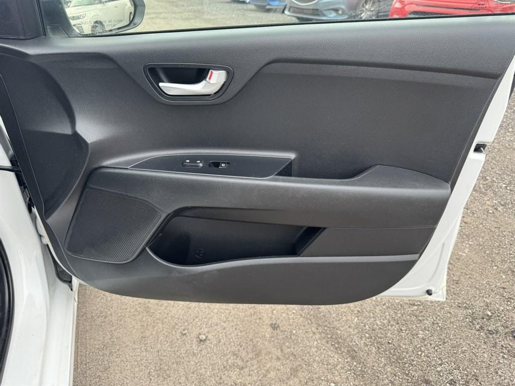 2021 White /Black Kia Rio (3KPA24AD6ME) with an 1.6l I-4 DI Dohc Cvvt 1.6 engine, Automatic transmission, located at 745 East Steele Rd., West Columbia, SC, 29170, (803) 755-9148, 33.927212, -81.148483- Photo#22