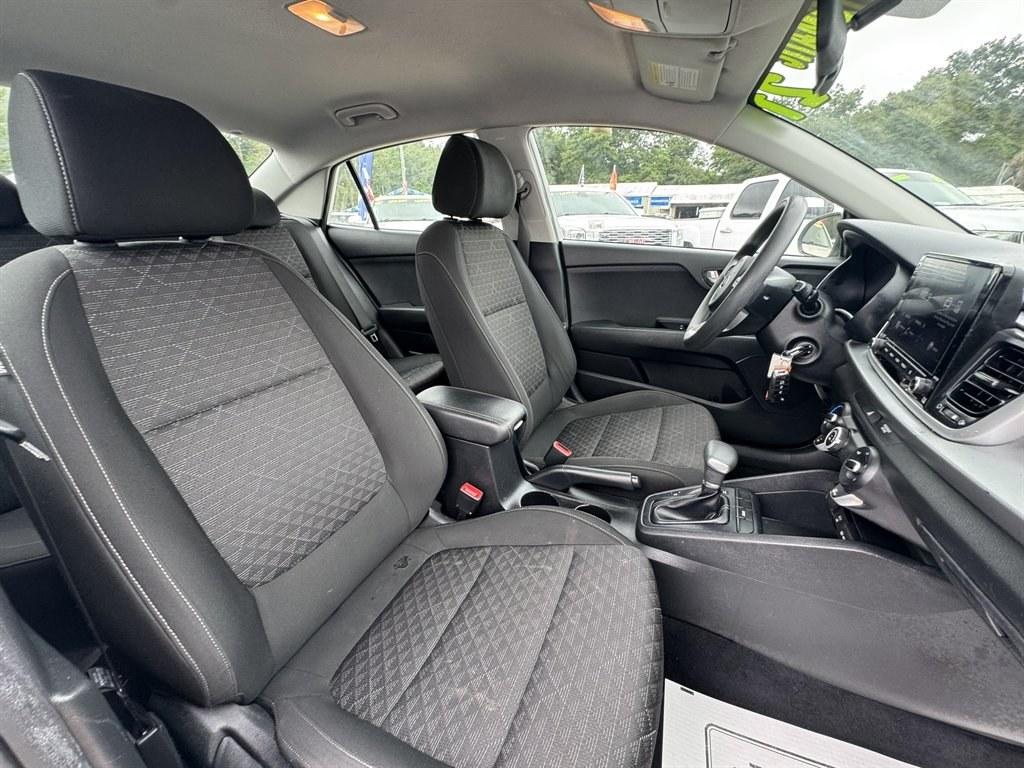 2021 White /Black Kia Rio (3KPA24AD6ME) with an 1.6l I-4 DI Dohc Cvvt 1.6 engine, Automatic transmission, located at 745 East Steele Rd., West Columbia, SC, 29170, (803) 755-9148, 33.927212, -81.148483- Photo#23
