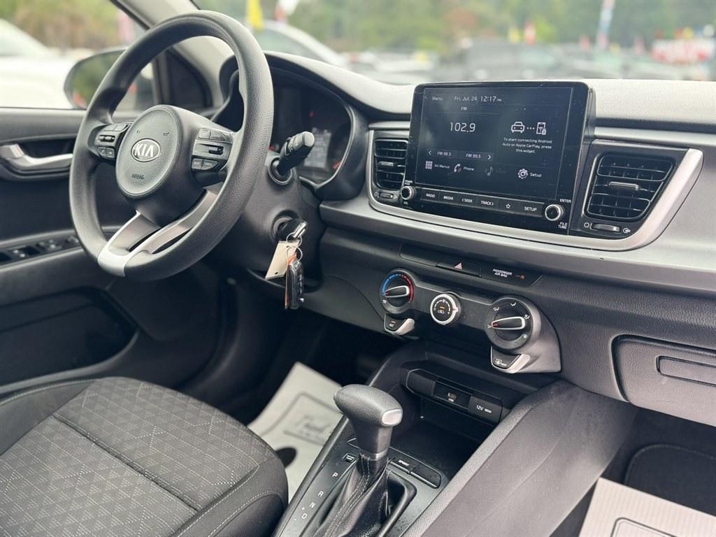 2021 White /Black Kia Rio (3KPA24AD6ME) with an 1.6l I-4 DI Dohc Cvvt 1.6 engine, Automatic transmission, located at 745 East Steele Rd., West Columbia, SC, 29170, (803) 755-9148, 33.927212, -81.148483- Photo#24