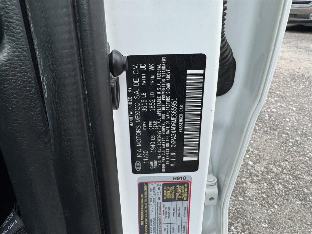 2021 White /Black Kia Rio (3KPA24AD6ME) with an 1.6l I-4 DI Dohc Cvvt 1.6 engine, Automatic transmission, located at 745 East Steele Rd., West Columbia, SC, 29170, (803) 755-9148, 33.927212, -81.148483- Photo#30