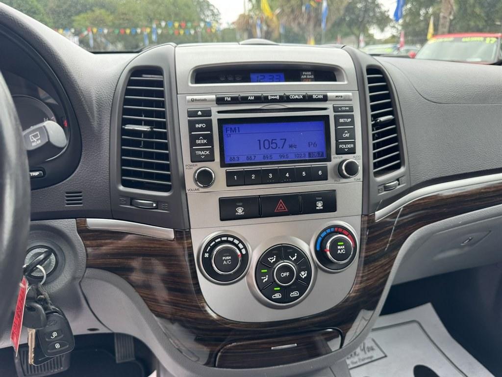 2011 Grey /Grey Hyundai Santa FE (5XYZH4AG4BG) with an 3.5l V6 MPI Dohc 3.5l engine, Automatic transmission, located at 745 East Steele Rd., West Columbia, SC, 29170, (803) 755-9148, 33.927212, -81.148483- Photo#12
