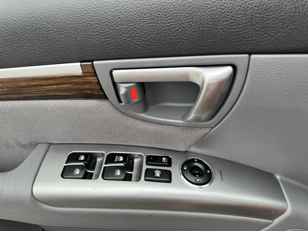 2011 Grey /Grey Hyundai Santa FE (5XYZH4AG4BG) with an 3.5l V6 MPI Dohc 3.5l engine, Automatic transmission, located at 745 East Steele Rd., West Columbia, SC, 29170, (803) 755-9148, 33.927212, -81.148483- Photo#16