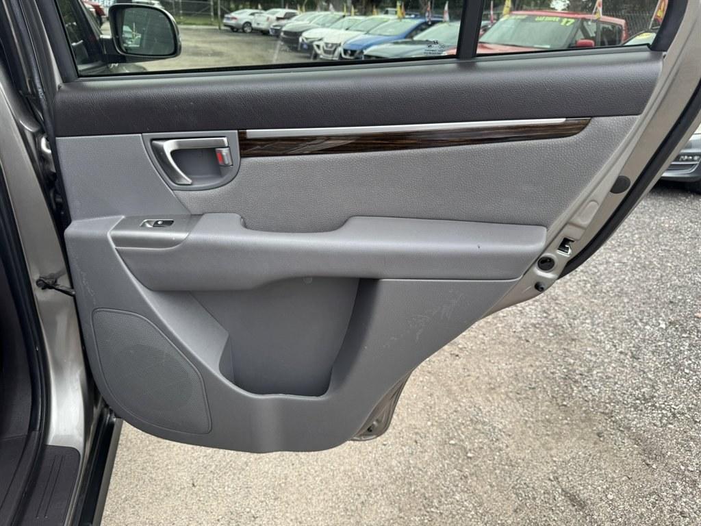2011 Grey /Grey Hyundai Santa FE (5XYZH4AG4BG) with an 3.5l V6 MPI Dohc 3.5l engine, Automatic transmission, located at 745 East Steele Rd., West Columbia, SC, 29170, (803) 755-9148, 33.927212, -81.148483- Photo#21