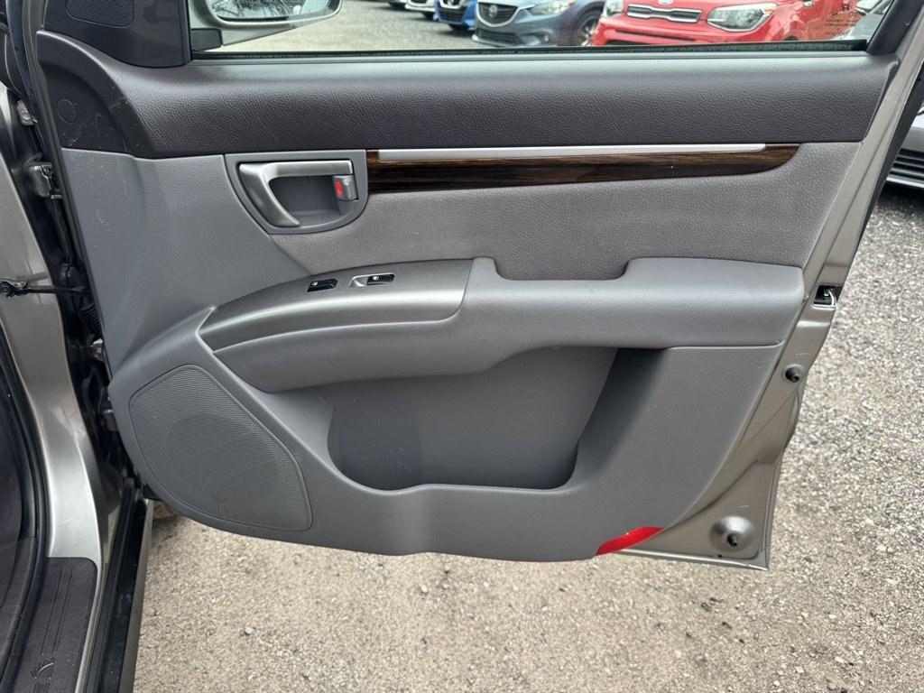 2011 Grey /Grey Hyundai Santa FE (5XYZH4AG4BG) with an 3.5l V6 MPI Dohc 3.5l engine, Automatic transmission, located at 745 East Steele Rd., West Columbia, SC, 29170, (803) 755-9148, 33.927212, -81.148483- Photo#23
