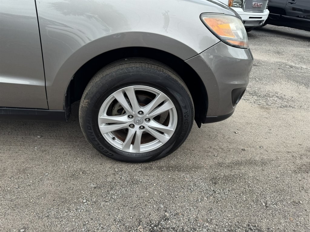2011 Grey /Grey Hyundai Santa FE (5XYZH4AG4BG) with an 3.5l V6 MPI Dohc 3.5l engine, Automatic transmission, located at 745 East Steele Rd., West Columbia, SC, 29170, (803) 755-9148, 33.927212, -81.148483- Photo#27