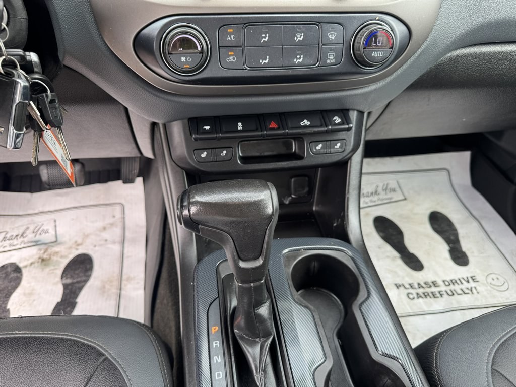 2017 White /Black Chevrolet Colorado (1GCGSDEN6H1) with an 3.6l V6 DI Dohc 3.6l engine, Automatic transmission, located at 745 East Steele Rd., West Columbia, SC, 29170, (803) 755-9148, 33.927212, -81.148483- Photo#14
