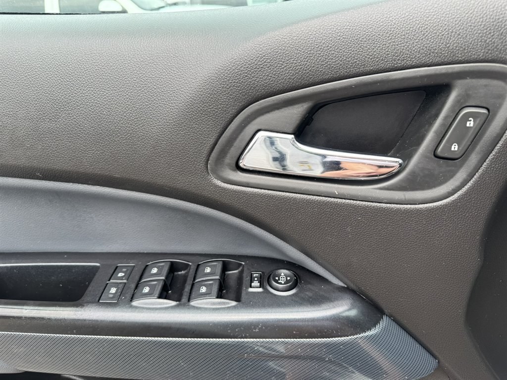 2017 White /Black Chevrolet Colorado (1GCGSDEN6H1) with an 3.6l V6 DI Dohc 3.6l engine, Automatic transmission, located at 745 East Steele Rd., West Columbia, SC, 29170, (803) 755-9148, 33.927212, -81.148483- Photo#17