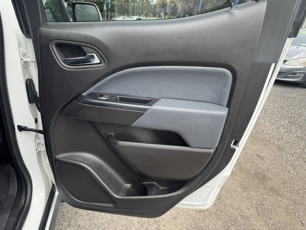 2017 White /Black Chevrolet Colorado (1GCGSDEN6H1) with an 3.6l V6 DI Dohc 3.6l engine, Automatic transmission, located at 745 East Steele Rd., West Columbia, SC, 29170, (803) 755-9148, 33.927212, -81.148483- Photo#21