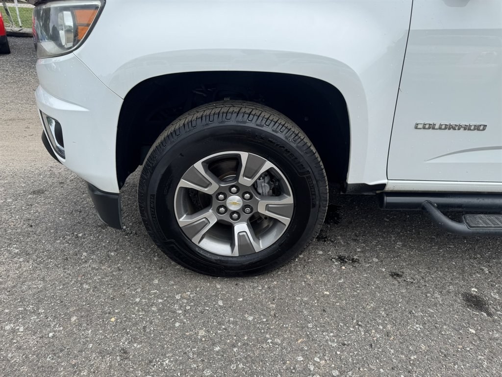 2017 White /Black Chevrolet Colorado (1GCGSDEN6H1) with an 3.6l V6 DI Dohc 3.6l engine, Automatic transmission, located at 745 East Steele Rd., West Columbia, SC, 29170, (803) 755-9148, 33.927212, -81.148483- Photo#30