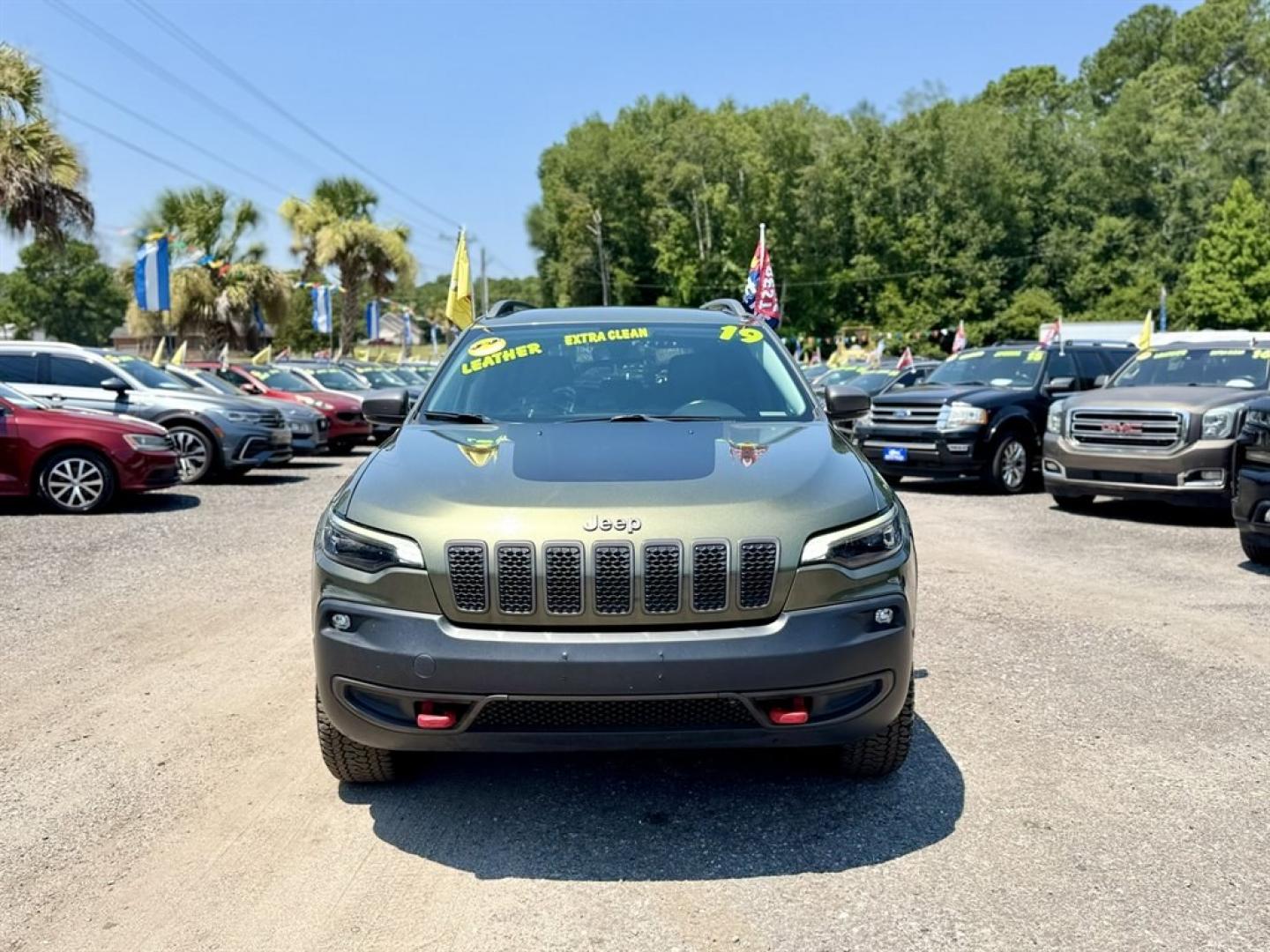 2019 Green /Black Jeep Cherokee (1C4PJMBX1KB) with an 3.2l V6 Smpi Dohc 3.2l engine, Automatic transmission, located at 745 East Steele Rd., West Columbia, SC, 29170, (803) 755-9148, 33.927212, -81.148483- Photo#1