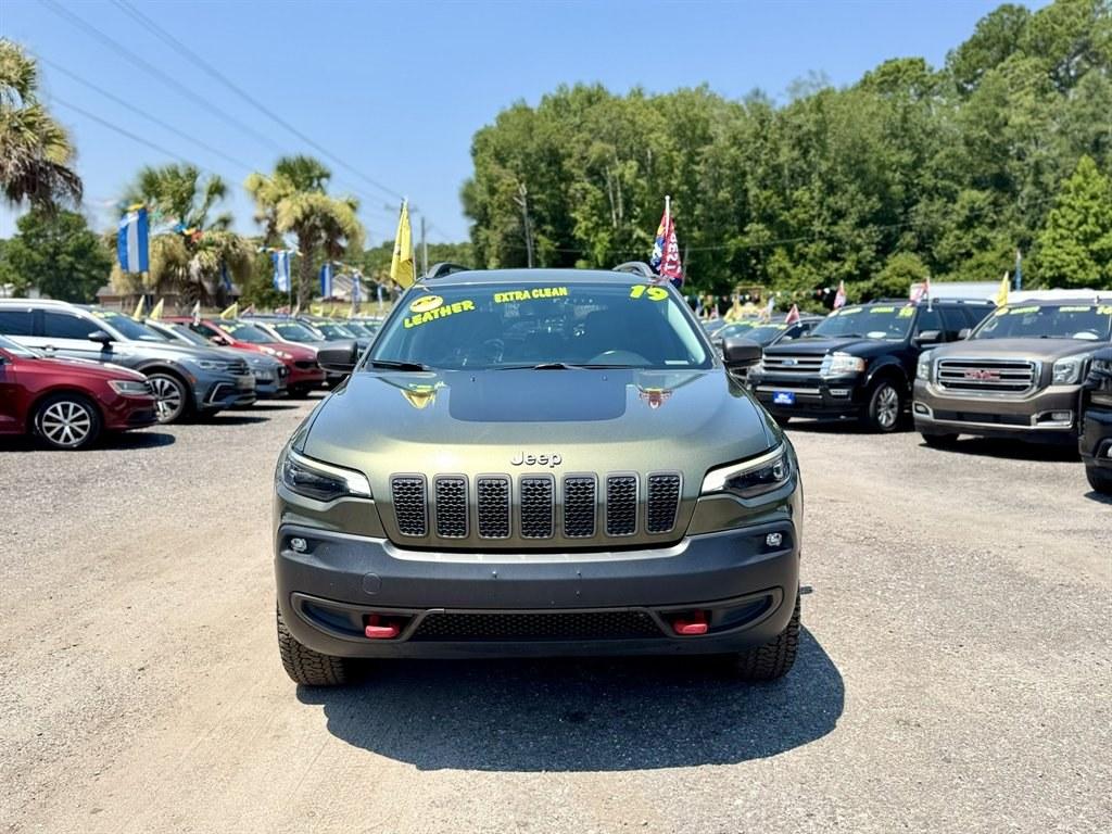 2019 Green /Black Jeep Cherokee (1C4PJMBX1KB) with an 3.2l V6 Smpi Dohc 3.2l engine, Automatic transmission, located at 745 East Steele Rd., West Columbia, SC, 29170, (803) 755-9148, 33.927212, -81.148483- Photo#1