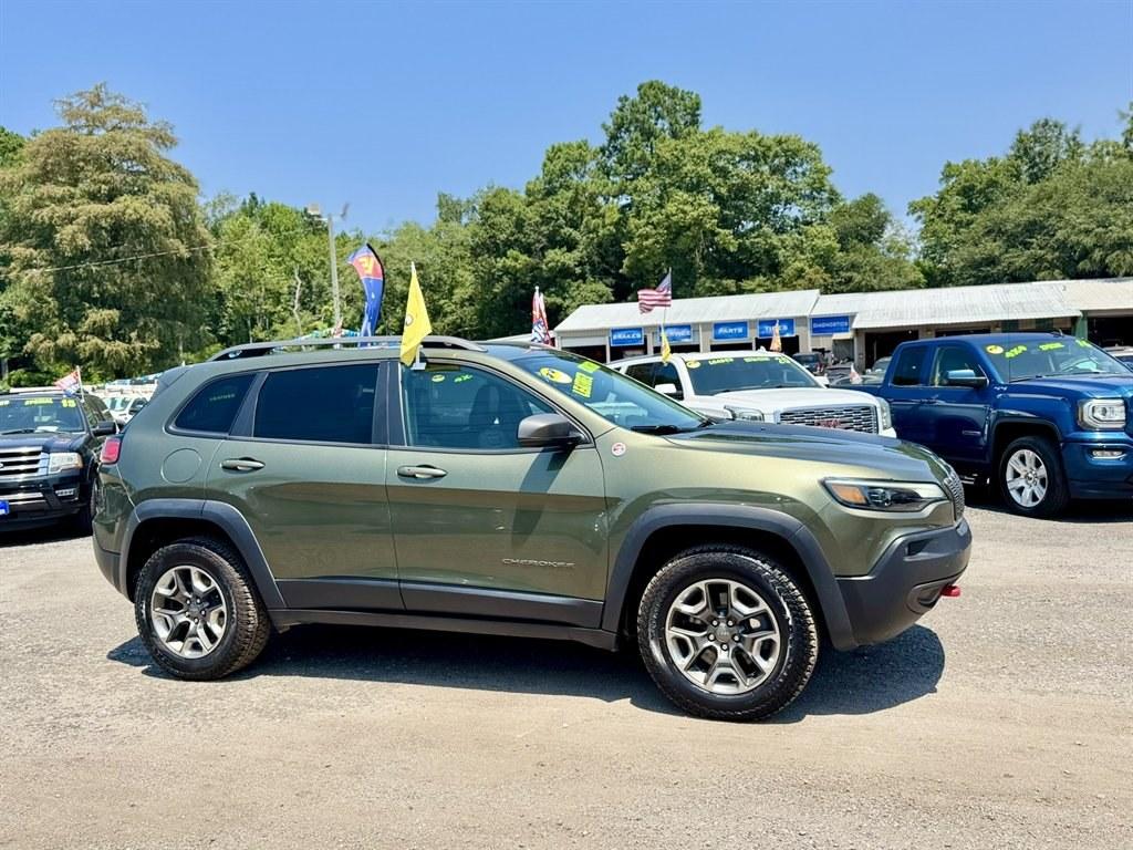 2019 Green /Black Jeep Cherokee (1C4PJMBX1KB) with an 3.2l V6 Smpi Dohc 3.2l engine, Automatic transmission, located at 745 East Steele Rd., West Columbia, SC, 29170, (803) 755-9148, 33.927212, -81.148483- Photo#2