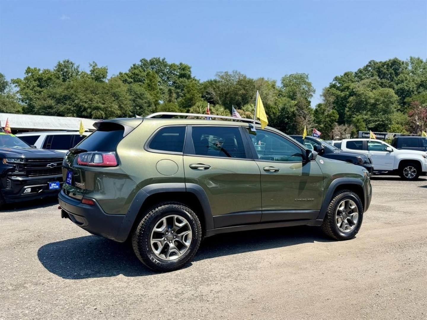 2019 Green /Black Jeep Cherokee (1C4PJMBX1KB) with an 3.2l V6 Smpi Dohc 3.2l engine, Automatic transmission, located at 745 East Steele Rd., West Columbia, SC, 29170, (803) 755-9148, 33.927212, -81.148483- Photo#3