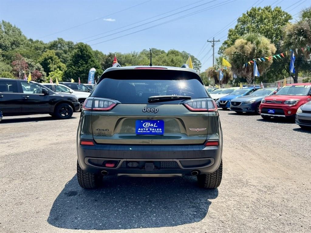 2019 Green /Black Jeep Cherokee (1C4PJMBX1KB) with an 3.2l V6 Smpi Dohc 3.2l engine, Automatic transmission, located at 745 East Steele Rd., West Columbia, SC, 29170, (803) 755-9148, 33.927212, -81.148483- Photo#4