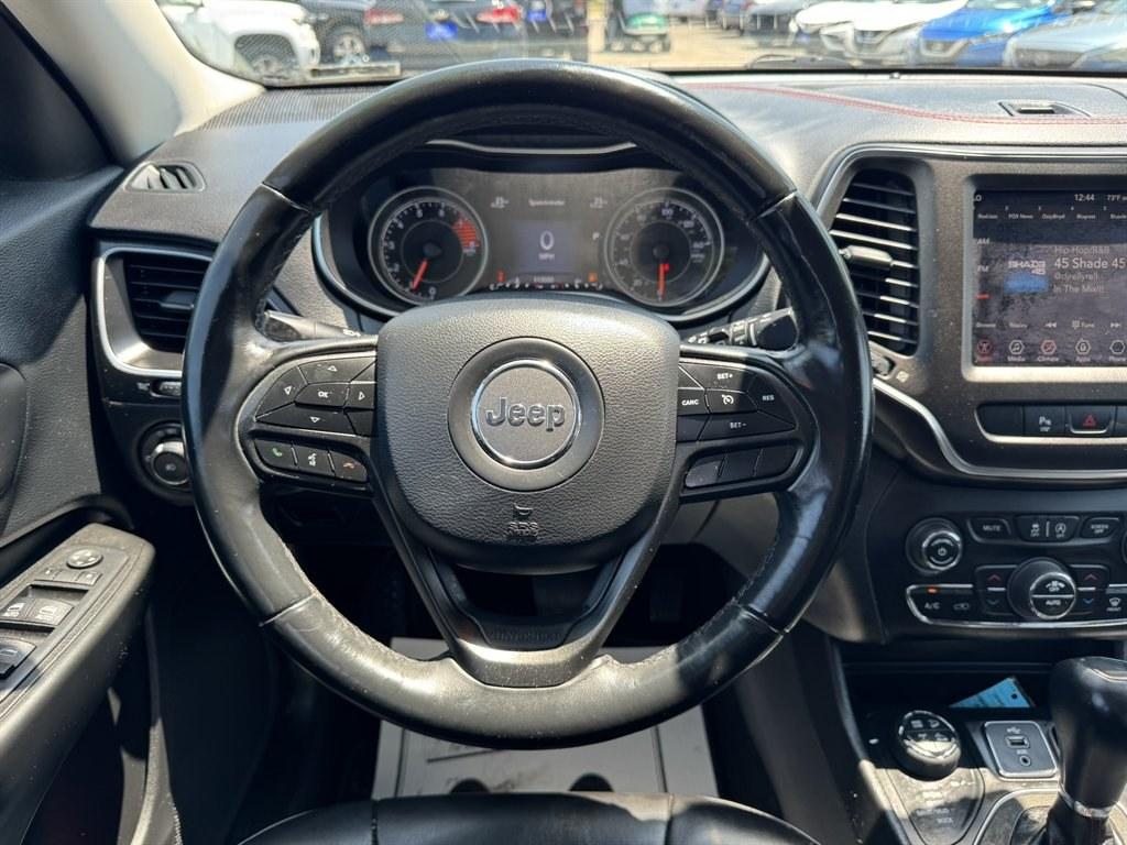2019 Green /Black Jeep Cherokee (1C4PJMBX1KB) with an 3.2l V6 Smpi Dohc 3.2l engine, Automatic transmission, located at 745 East Steele Rd., West Columbia, SC, 29170, (803) 755-9148, 33.927212, -81.148483- Photo#7