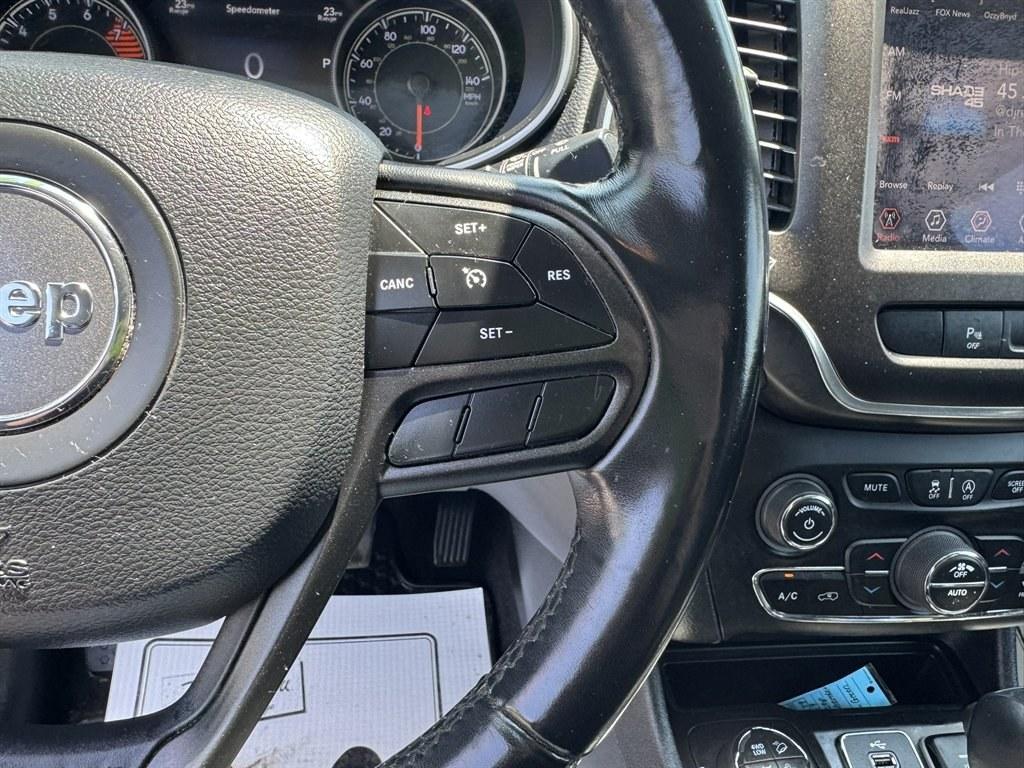2019 Green /Black Jeep Cherokee (1C4PJMBX1KB) with an 3.2l V6 Smpi Dohc 3.2l engine, Automatic transmission, located at 745 East Steele Rd., West Columbia, SC, 29170, (803) 755-9148, 33.927212, -81.148483- Photo#9