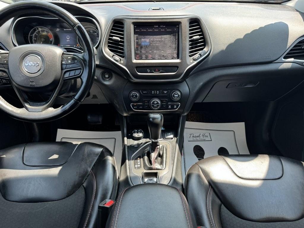 2019 Green /Black Jeep Cherokee (1C4PJMBX1KB) with an 3.2l V6 Smpi Dohc 3.2l engine, Automatic transmission, located at 745 East Steele Rd., West Columbia, SC, 29170, (803) 755-9148, 33.927212, -81.148483- Photo#11