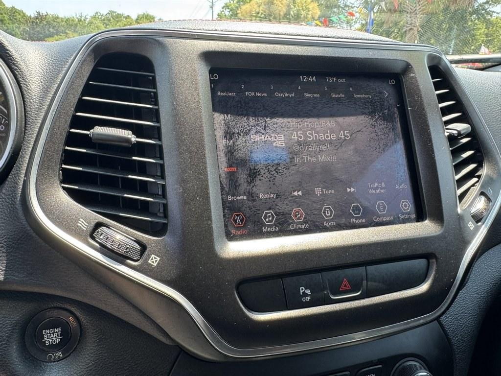 2019 Green /Black Jeep Cherokee (1C4PJMBX1KB) with an 3.2l V6 Smpi Dohc 3.2l engine, Automatic transmission, located at 745 East Steele Rd., West Columbia, SC, 29170, (803) 755-9148, 33.927212, -81.148483- Photo#13