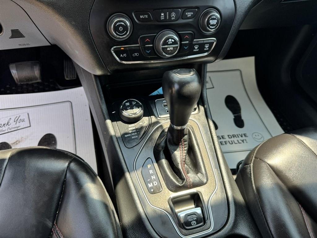 2019 Green /Black Jeep Cherokee (1C4PJMBX1KB) with an 3.2l V6 Smpi Dohc 3.2l engine, Automatic transmission, located at 745 East Steele Rd., West Columbia, SC, 29170, (803) 755-9148, 33.927212, -81.148483- Photo#15