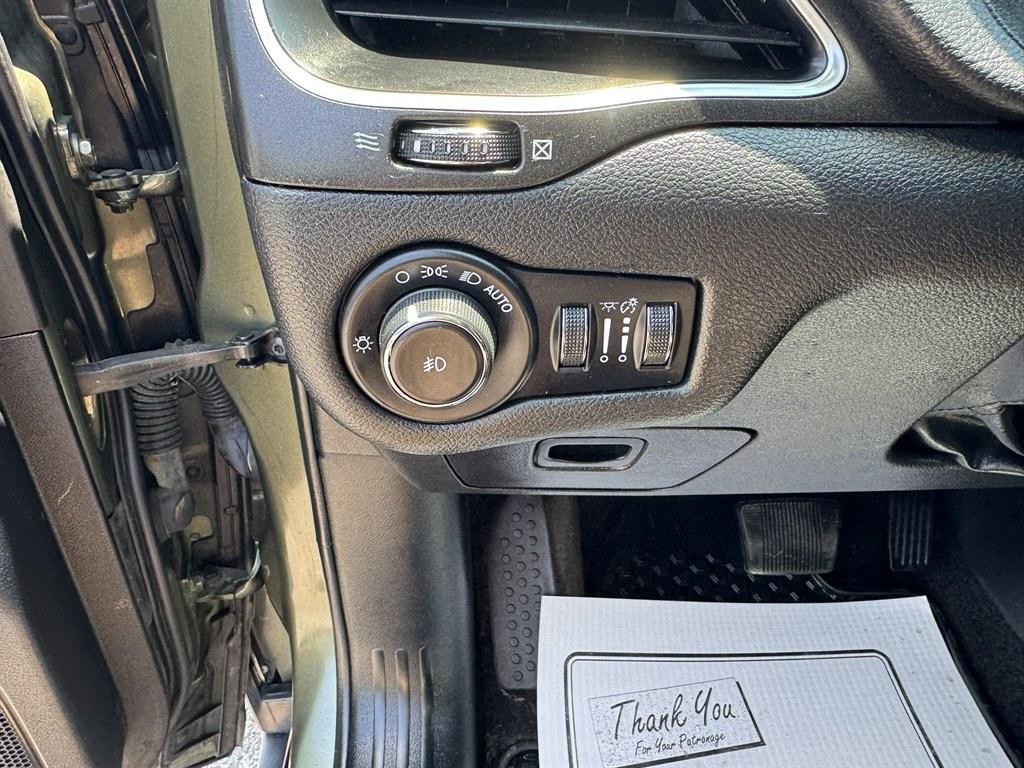 2019 Green /Black Jeep Cherokee (1C4PJMBX1KB) with an 3.2l V6 Smpi Dohc 3.2l engine, Automatic transmission, located at 745 East Steele Rd., West Columbia, SC, 29170, (803) 755-9148, 33.927212, -81.148483- Photo#16