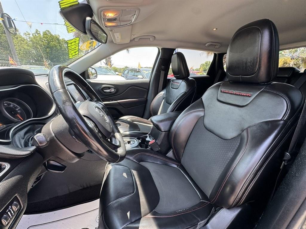 2019 Green /Black Jeep Cherokee (1C4PJMBX1KB) with an 3.2l V6 Smpi Dohc 3.2l engine, Automatic transmission, located at 745 East Steele Rd., West Columbia, SC, 29170, (803) 755-9148, 33.927212, -81.148483- Photo#19
