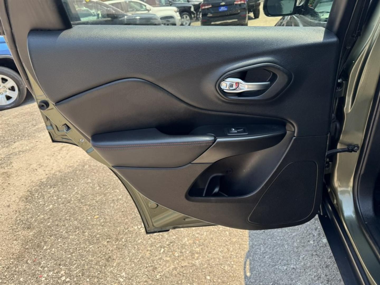 2019 Green /Black Jeep Cherokee (1C4PJMBX1KB) with an 3.2l V6 Smpi Dohc 3.2l engine, Automatic transmission, located at 745 East Steele Rd., West Columbia, SC, 29170, (803) 755-9148, 33.927212, -81.148483- Photo#21
