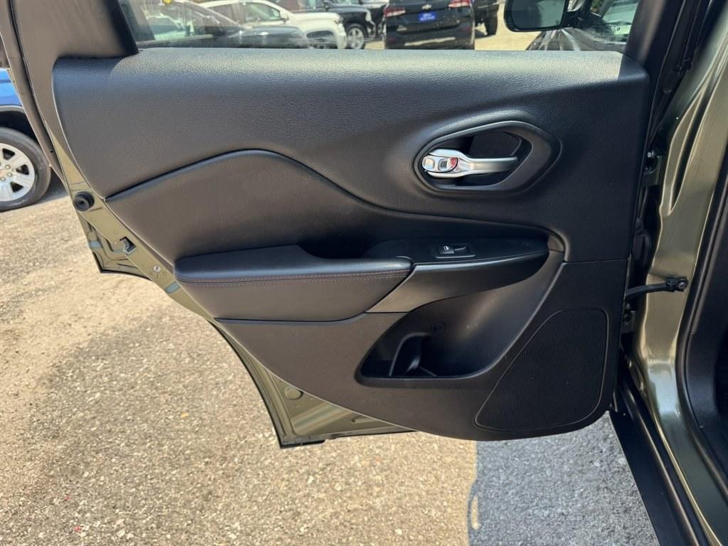 2019 Green /Black Jeep Cherokee (1C4PJMBX1KB) with an 3.2l V6 Smpi Dohc 3.2l engine, Automatic transmission, located at 745 East Steele Rd., West Columbia, SC, 29170, (803) 755-9148, 33.927212, -81.148483- Photo#21