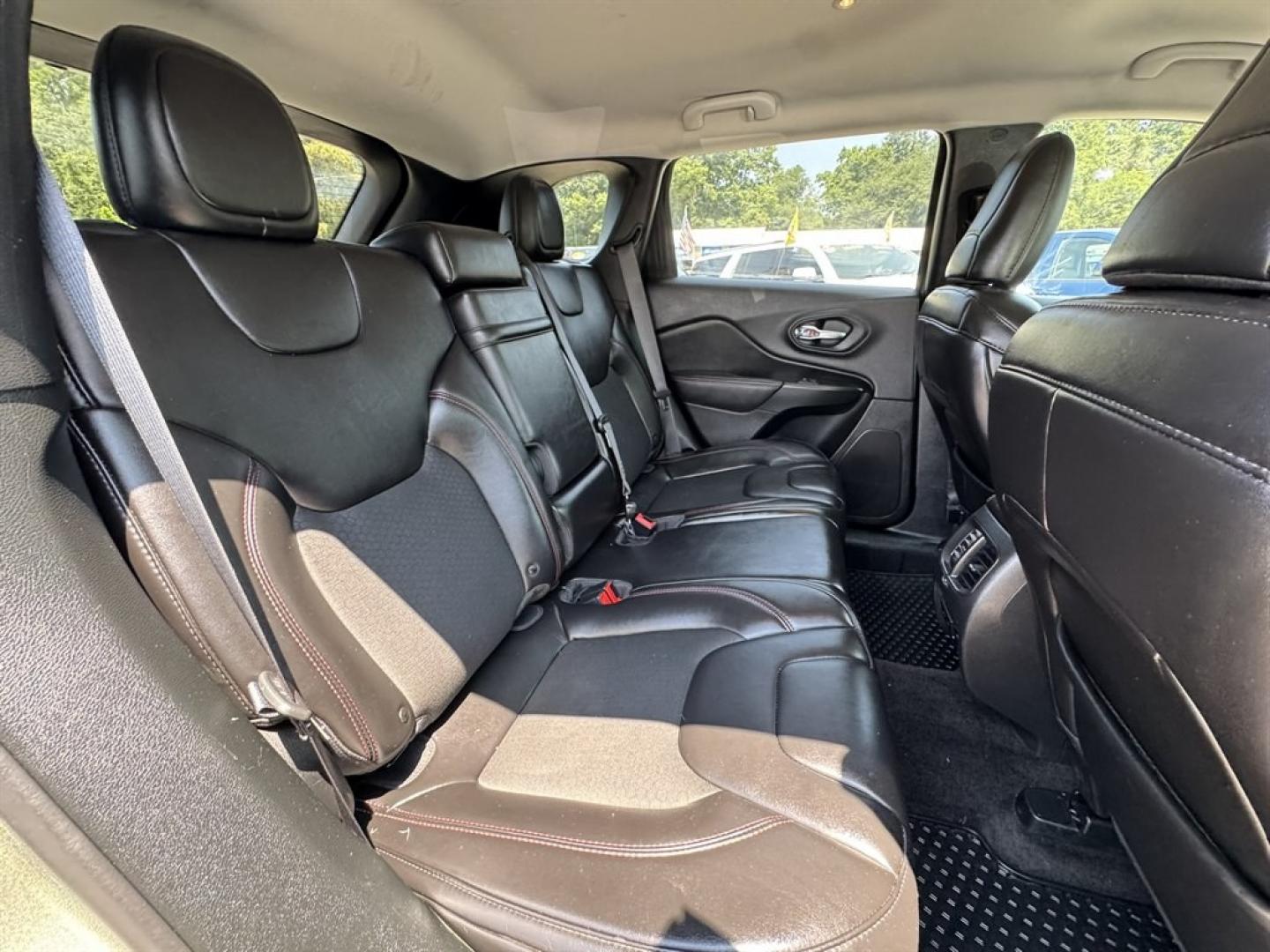 2019 Green /Black Jeep Cherokee (1C4PJMBX1KB) with an 3.2l V6 Smpi Dohc 3.2l engine, Automatic transmission, located at 745 East Steele Rd., West Columbia, SC, 29170, (803) 755-9148, 33.927212, -81.148483- Photo#24