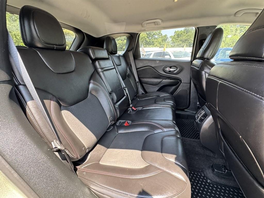 2019 Green /Black Jeep Cherokee (1C4PJMBX1KB) with an 3.2l V6 Smpi Dohc 3.2l engine, Automatic transmission, located at 745 East Steele Rd., West Columbia, SC, 29170, (803) 755-9148, 33.927212, -81.148483- Photo#24