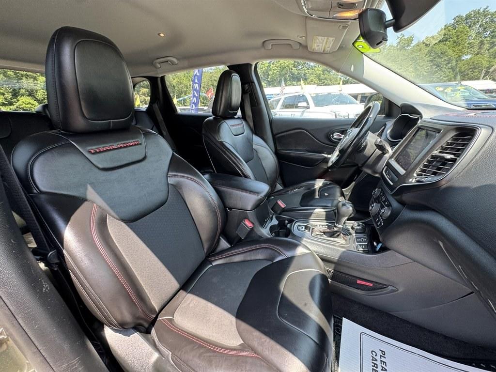 2019 Green /Black Jeep Cherokee (1C4PJMBX1KB) with an 3.2l V6 Smpi Dohc 3.2l engine, Automatic transmission, located at 745 East Steele Rd., West Columbia, SC, 29170, (803) 755-9148, 33.927212, -81.148483- Photo#26