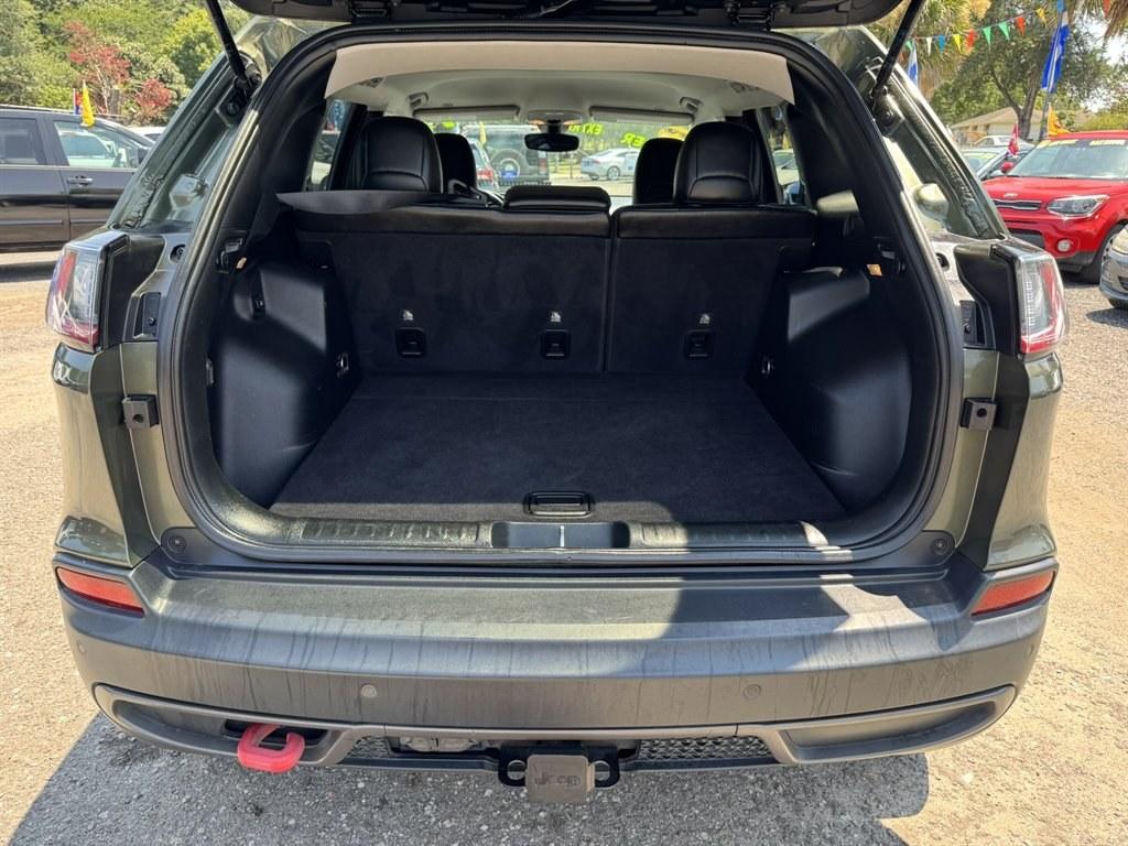 2019 Green /Black Jeep Cherokee (1C4PJMBX1KB) with an 3.2l V6 Smpi Dohc 3.2l engine, Automatic transmission, located at 745 East Steele Rd., West Columbia, SC, 29170, (803) 755-9148, 33.927212, -81.148483- Photo#27