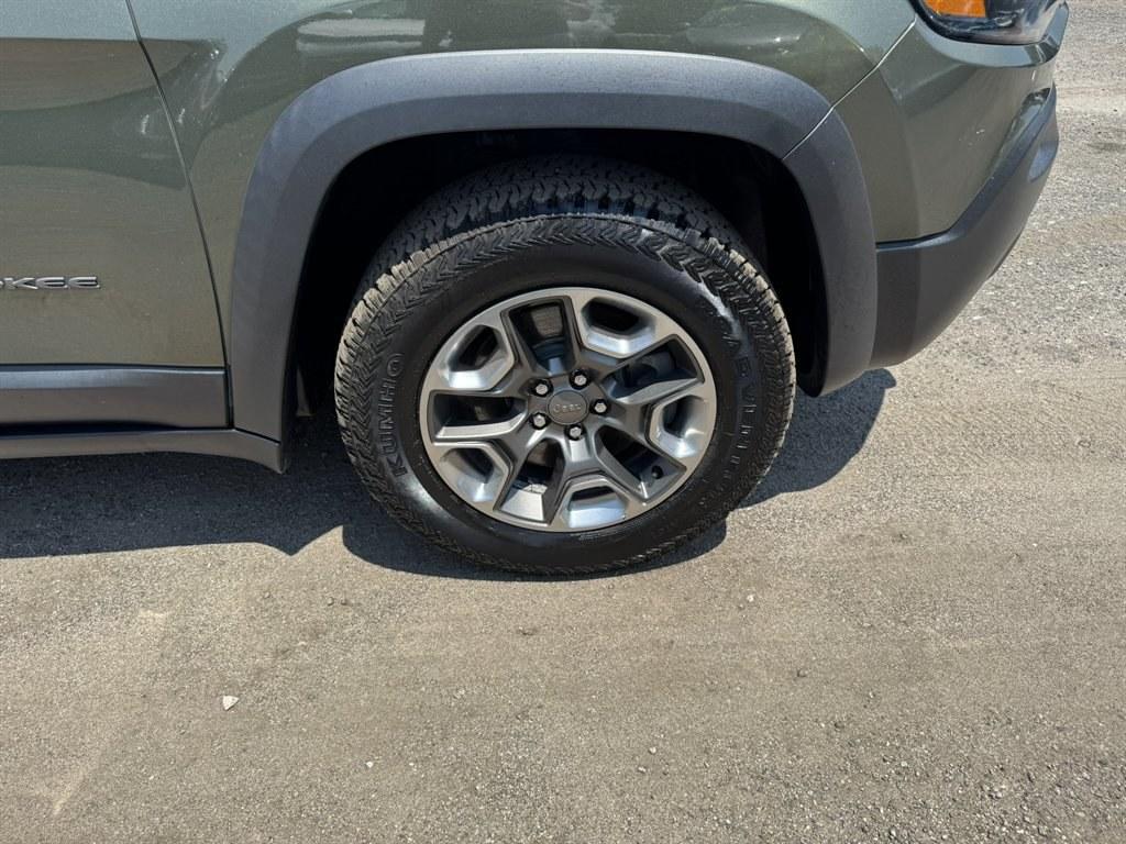 2019 Green /Black Jeep Cherokee (1C4PJMBX1KB) with an 3.2l V6 Smpi Dohc 3.2l engine, Automatic transmission, located at 745 East Steele Rd., West Columbia, SC, 29170, (803) 755-9148, 33.927212, -81.148483- Photo#30
