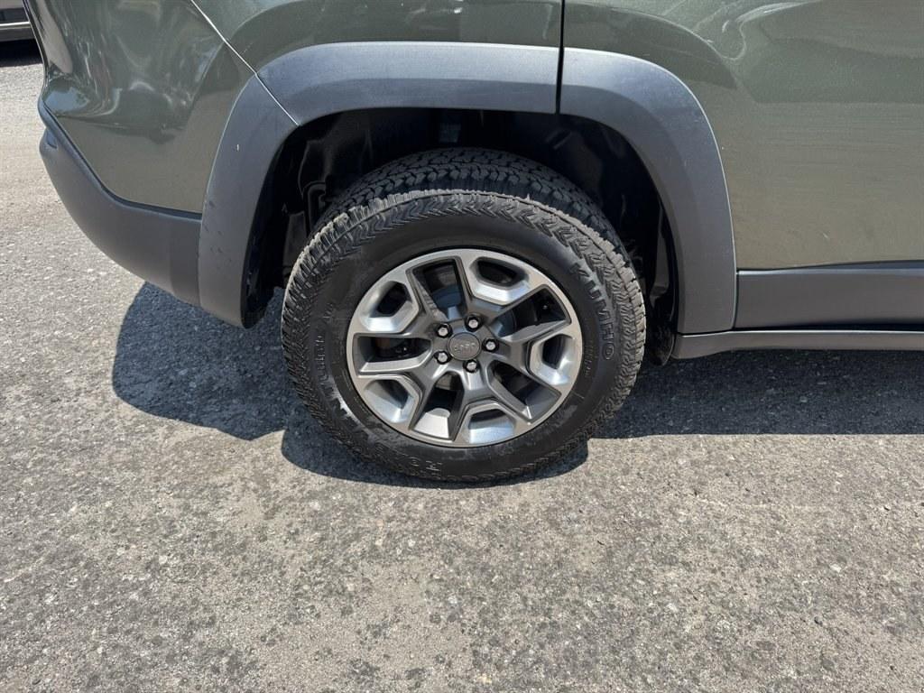 2019 Green /Black Jeep Cherokee (1C4PJMBX1KB) with an 3.2l V6 Smpi Dohc 3.2l engine, Automatic transmission, located at 745 East Steele Rd., West Columbia, SC, 29170, (803) 755-9148, 33.927212, -81.148483- Photo#31
