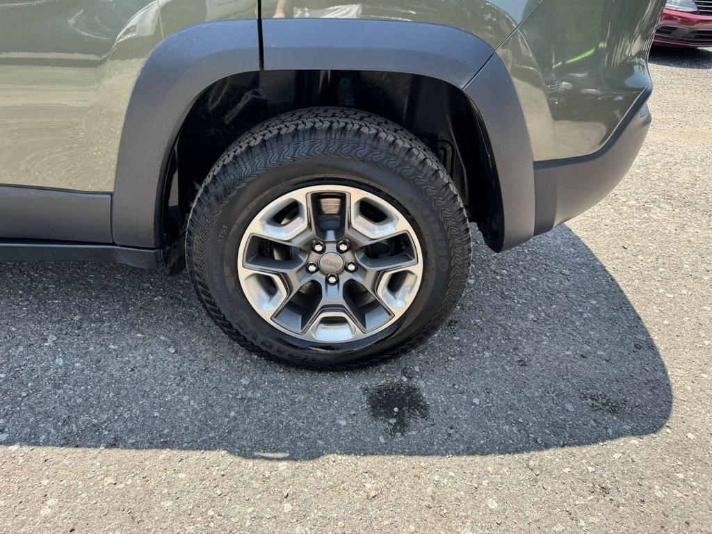 2019 Green /Black Jeep Cherokee (1C4PJMBX1KB) with an 3.2l V6 Smpi Dohc 3.2l engine, Automatic transmission, located at 745 East Steele Rd., West Columbia, SC, 29170, (803) 755-9148, 33.927212, -81.148483- Photo#32