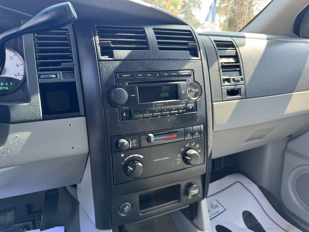 2007 Silver /Grey Dodge Durango (1D8HD38P87F) with an 4.7l V8 EFI Flex 4.7l engine, Auto transmission, located at 745 East Steele Rd., West Columbia, SC, 29170, (803) 755-9148, 33.927212, -81.148483 - Photo#12