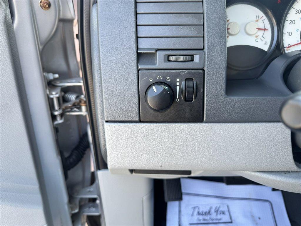 2007 Silver /Grey Dodge Durango (1D8HD38P87F) with an 4.7l V8 EFI Flex 4.7l engine, Auto transmission, located at 745 East Steele Rd., West Columbia, SC, 29170, (803) 755-9148, 33.927212, -81.148483 - Photo#13