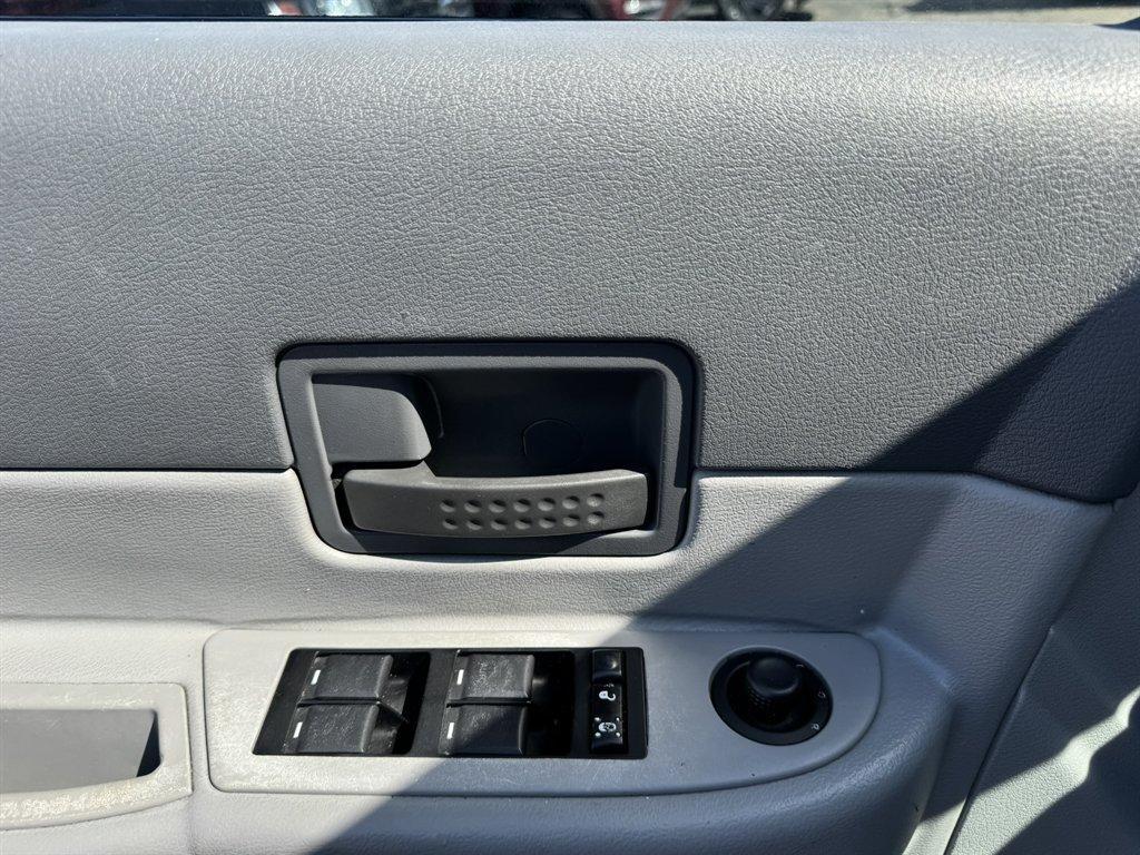 2007 Silver /Grey Dodge Durango (1D8HD38P87F) with an 4.7l V8 EFI Flex 4.7l engine, Auto transmission, located at 745 East Steele Rd., West Columbia, SC, 29170, (803) 755-9148, 33.927212, -81.148483 - Photo#15