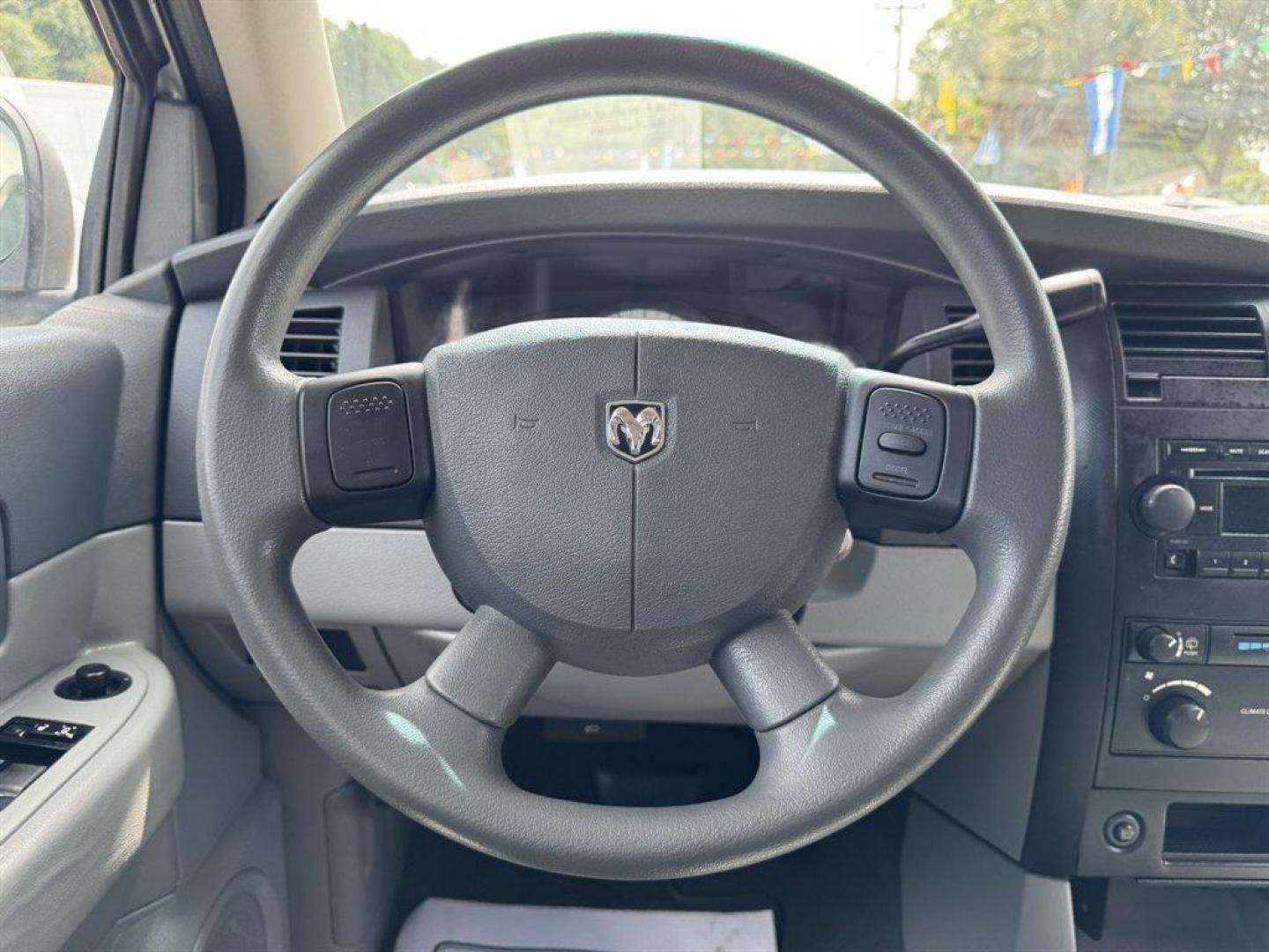 2007 Silver /Grey Dodge Durango (1D8HD38P87F) with an 4.7l V8 EFI Flex 4.7l engine, Automatic transmission, located at 745 East Steele Rd., West Columbia, SC, 29170, (803) 755-9148, 33.927212, -81.148483- Photo#7