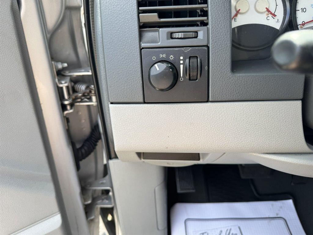 2007 Silver /Grey Dodge Durango (1D8HD38P87F) with an 4.7l V8 EFI Flex 4.7l engine, Automatic transmission, located at 745 East Steele Rd., West Columbia, SC, 29170, (803) 755-9148, 33.927212, -81.148483- Photo#13