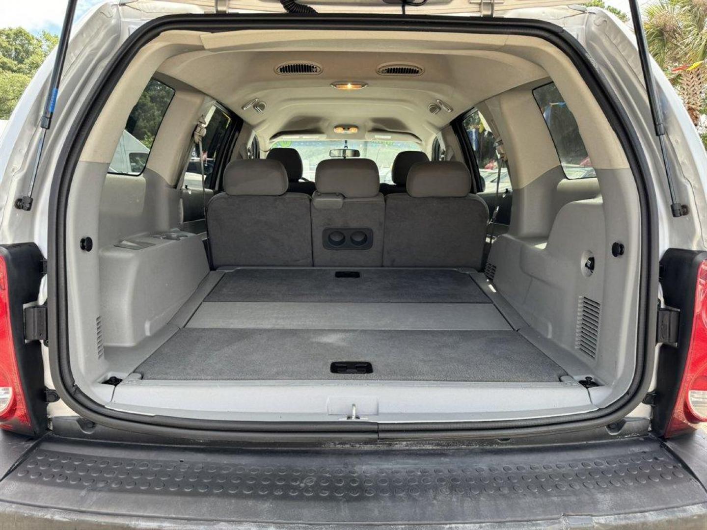 2007 Silver /Grey Dodge Durango (1D8HD38P87F) with an 4.7l V8 EFI Flex 4.7l engine, Automatic transmission, located at 745 East Steele Rd., West Columbia, SC, 29170, (803) 755-9148, 33.927212, -81.148483- Photo#23