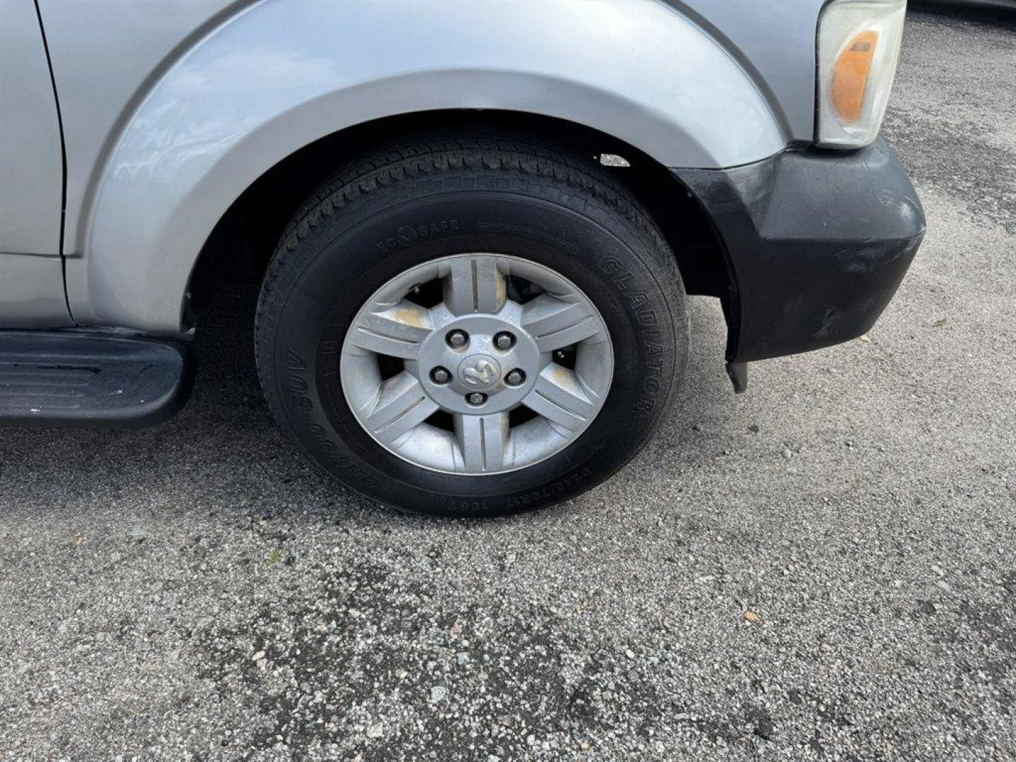 2007 Silver /Grey Dodge Durango (1D8HD38P87F) with an 4.7l V8 EFI Flex 4.7l engine, Automatic transmission, located at 745 East Steele Rd., West Columbia, SC, 29170, (803) 755-9148, 33.927212, -81.148483- Photo#24