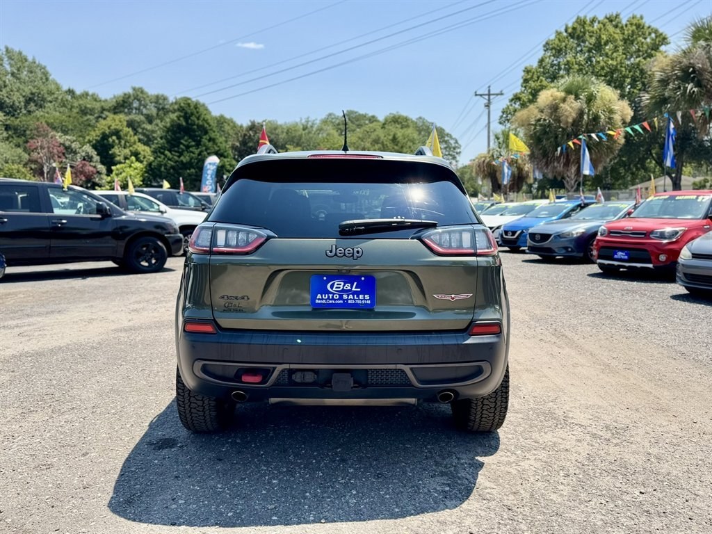 2019 Green /Black Jeep Cherokee (1C4PJMBX1KD) with an 3.2l V6 Smpi Dohc 3.2l engine, Automatic transmission, located at 745 East Steele Rd., West Columbia, SC, 29170, (803) 755-9148, 33.927212, -81.148483- Photo#4