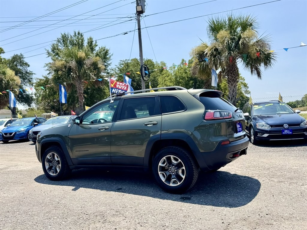2019 Green /Black Jeep Cherokee (1C4PJMBX1KD) with an 3.2l V6 Smpi Dohc 3.2l engine, Automatic transmission, located at 745 East Steele Rd., West Columbia, SC, 29170, (803) 755-9148, 33.927212, -81.148483- Photo#5