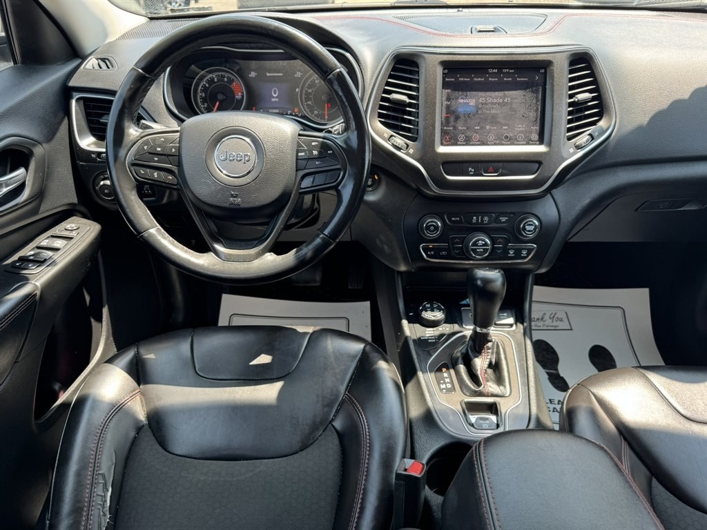 2019 Green /Black Jeep Cherokee (1C4PJMBX1KD) with an 3.2l V6 Smpi Dohc 3.2l engine, Automatic transmission, located at 745 East Steele Rd., West Columbia, SC, 29170, (803) 755-9148, 33.927212, -81.148483- Photo#6