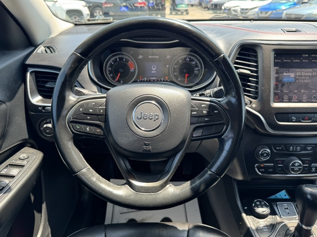 2019 Green /Black Jeep Cherokee (1C4PJMBX1KD) with an 3.2l V6 Smpi Dohc 3.2l engine, Automatic transmission, located at 745 East Steele Rd., West Columbia, SC, 29170, (803) 755-9148, 33.927212, -81.148483- Photo#7